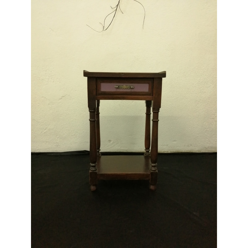 Mesita con cajón decorada
